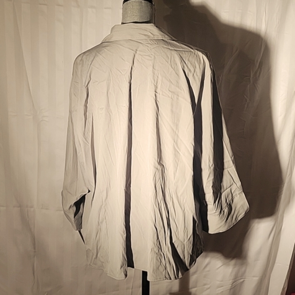 Fred David Woman's Stretchy Beige Button Down Quarter Sleeve Blouse, 3X, NWT - Picture 5 of 8